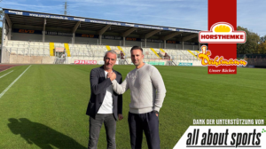 Horsthemke Mitarbeiter und RWO Sponsoring Mitarbeiter geben sich die Hand in dem Niederrheinstadion